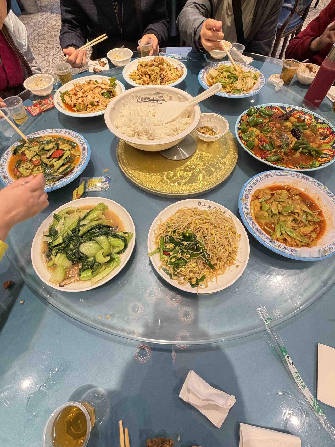 今天上午，我们西安新疆旅游团，游完那拉提空中草原后，中午，在那拉提镇的柏纳S酒店