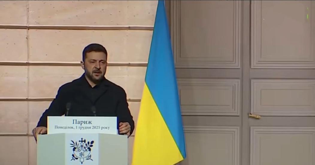 2025年12月1日，巴黎爱丽舍宫的新闻发布厅里，泽连斯基的声音带着前线硝烟的沙