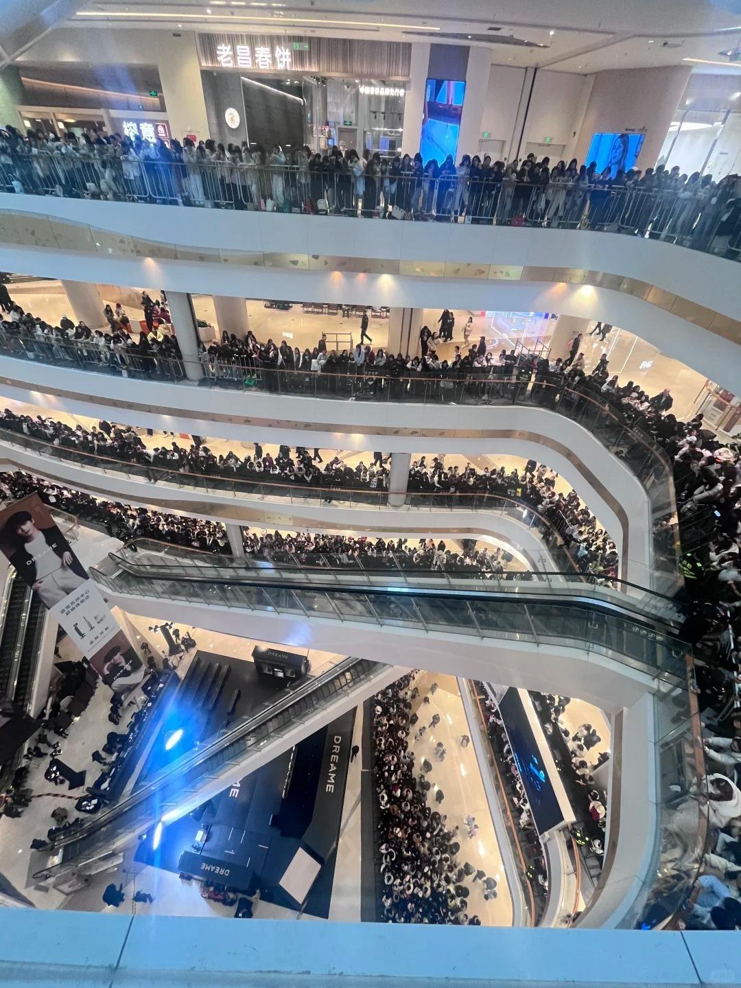 这个现场好多人啊！果然帅哥大家都想看！我也想张凌赫苏州线下活动