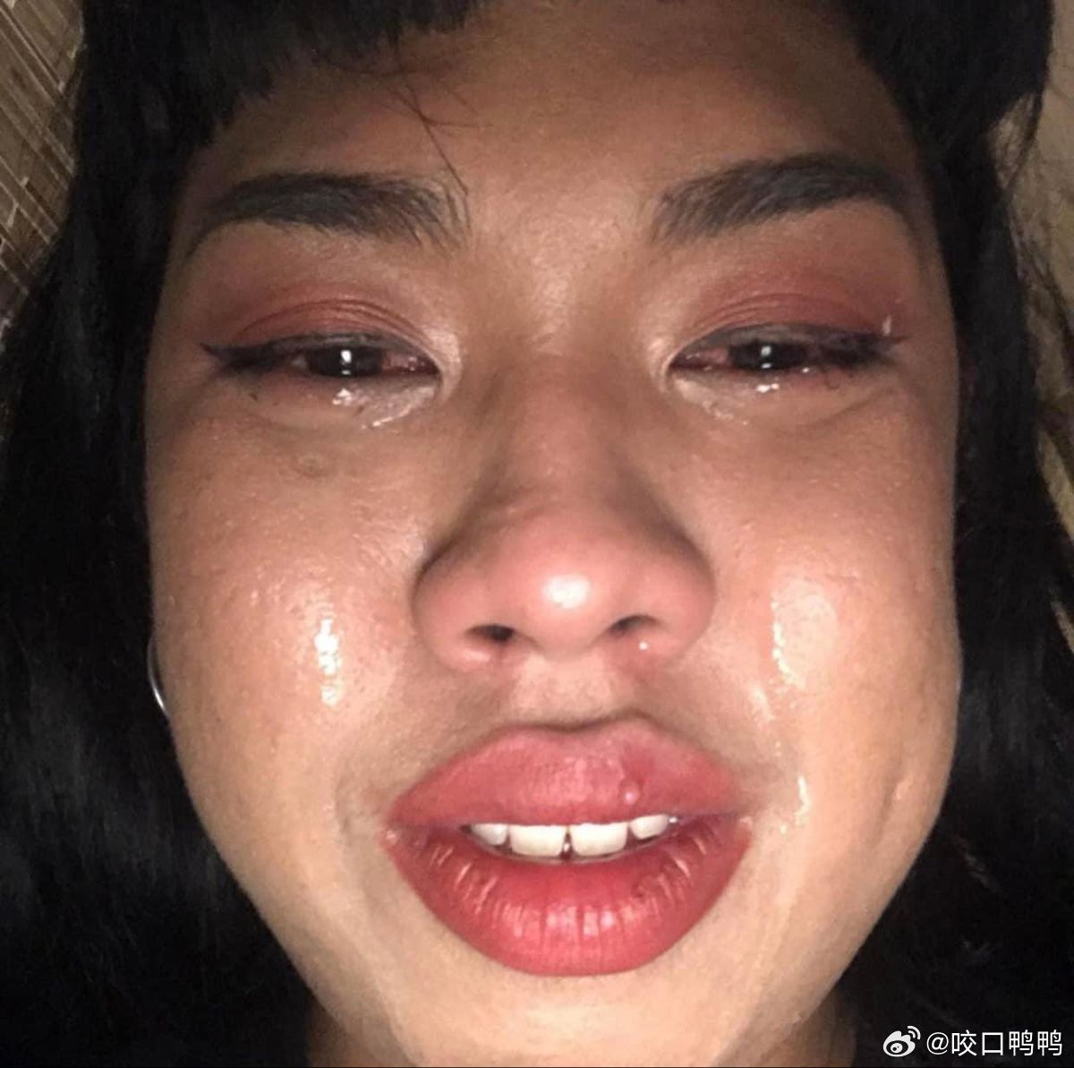 明星卖惨发财了， 你卖惨被别人截图发朋友圈了 