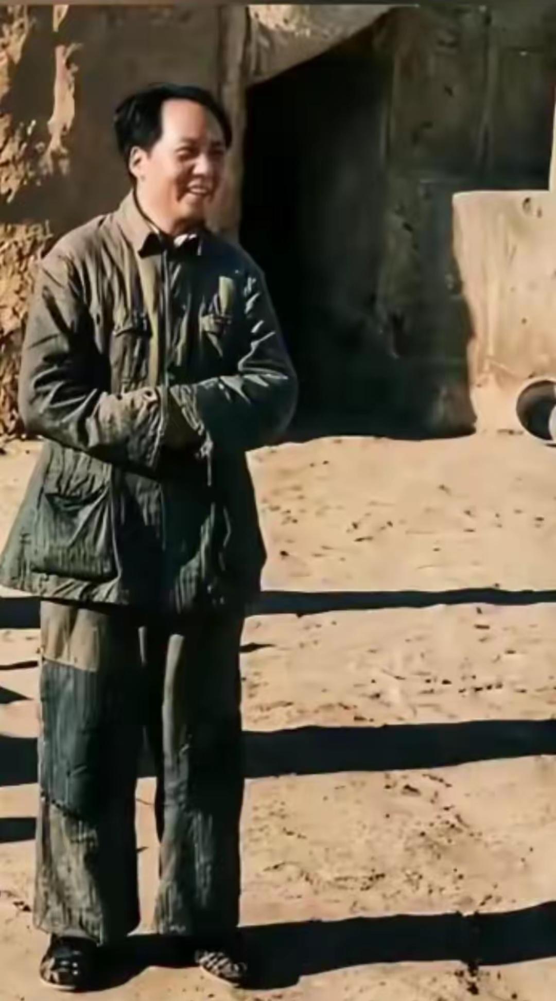 毛主席在延安时期，生活节俭，条件艰苦，与普通战士一样，不搞特殊。衣着褴褛，补丁套