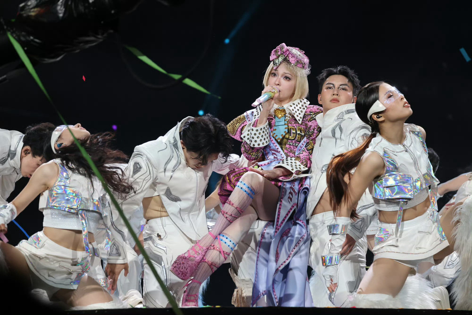 张韶涵演唱会妆造超用心 谁还没看张韶涵巡演首站路透？16米机器人开场已经够炸了，