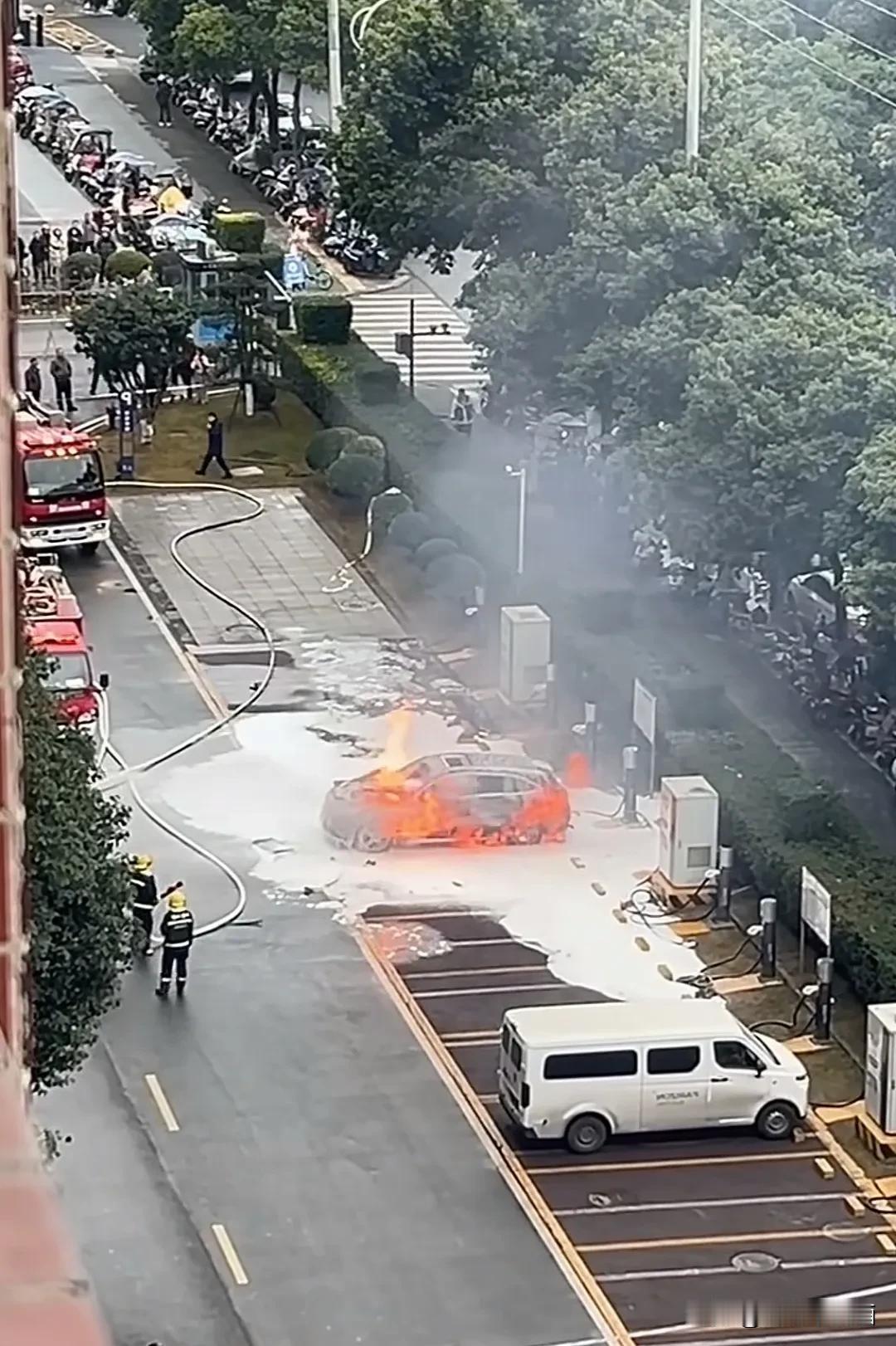 都说新能源汽车起火后无法扑救，因为电池的燃烧是化学反应，要烧尽为止，喷水只是降低