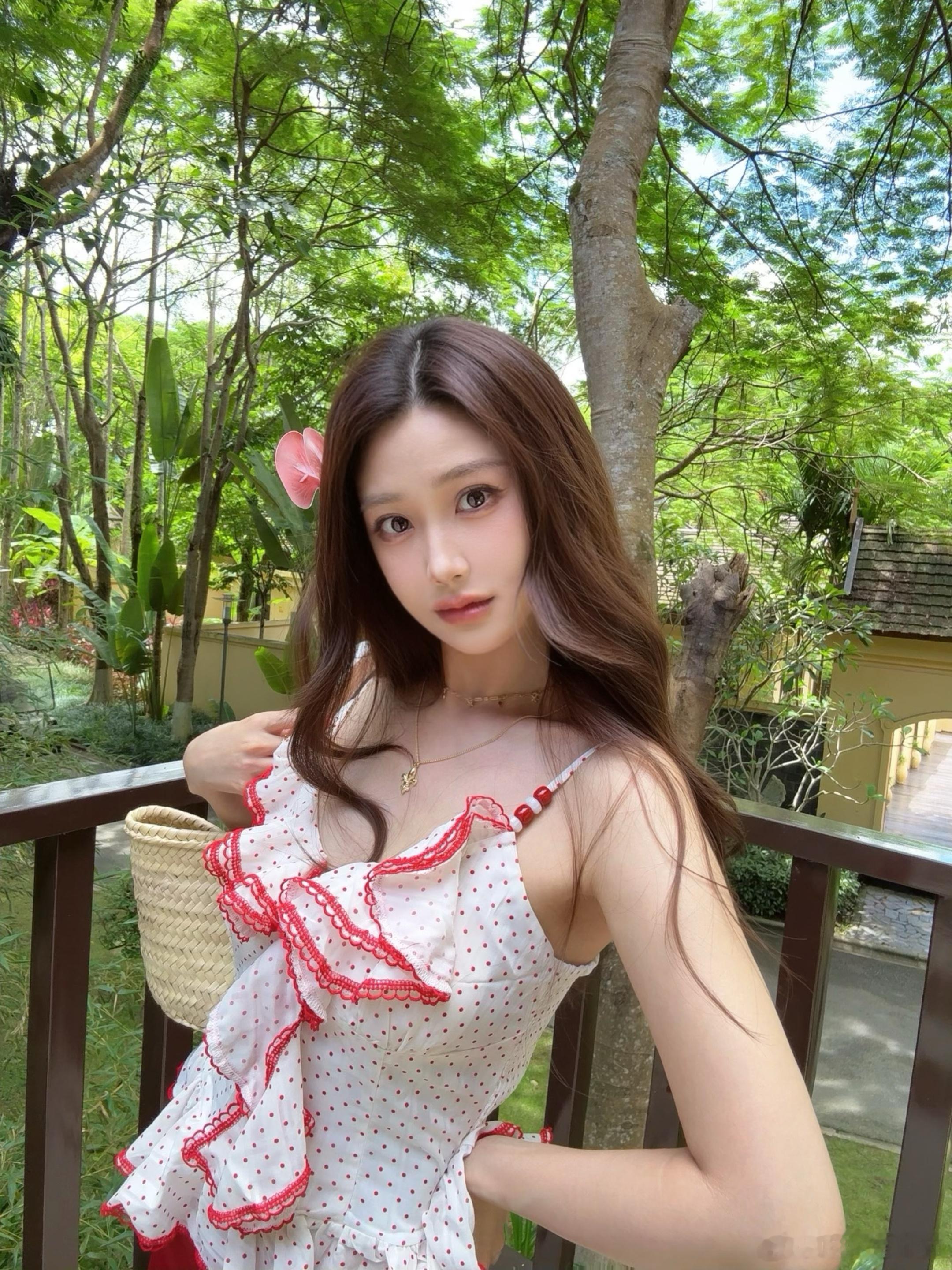 接下来就是卫衣，风衣，落叶的季节了，但与我无关。穿搭夏日穿搭