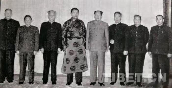 照片中身材最高的这位同志是谁？为什么毛主席、周总理等中央政治局常委，以及元老李维