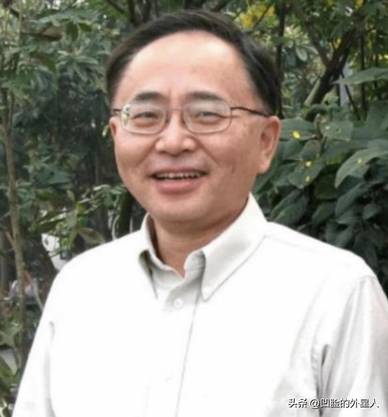 烈士江姐的儿子彭云在美国定居，中国记者问他为什么不肯回国？他的回答很现实，却也很