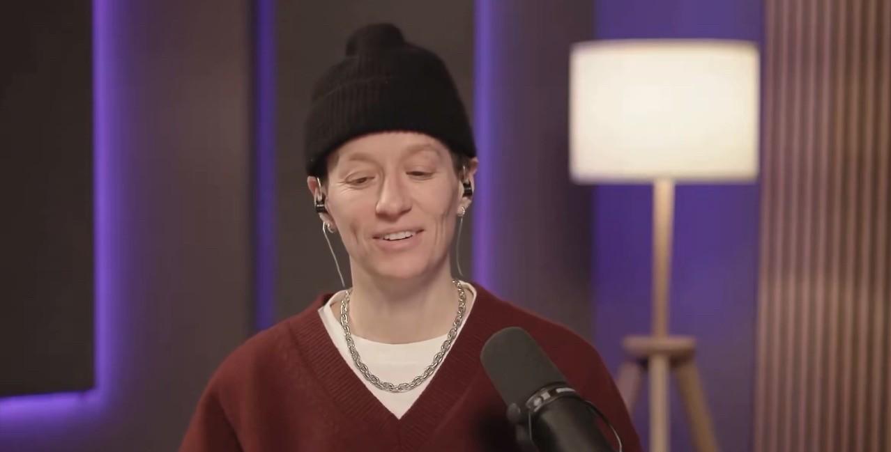 美国女足的前队长Megan 谈谷爱凌的选择：
 
两个人看起来完全不是一个赛道，