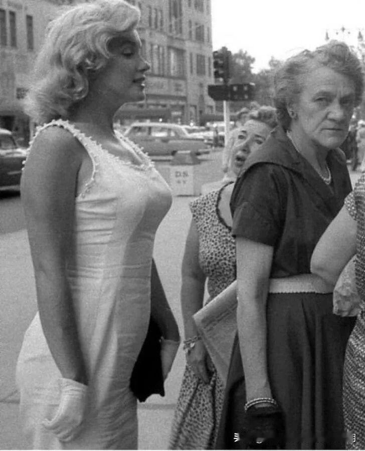 哇！梦露穿普通吊带裙排队买热狗也鹤立鸡群！


偶然在一本旧杂志上，看到这张19