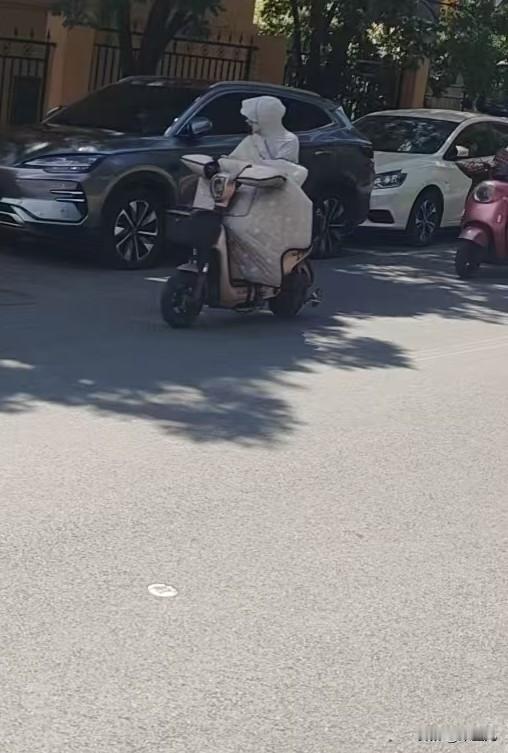 再也不喊大家来山西避暑了，
我自己都快热化了，
恨不得二十四小时开空调。
这种热