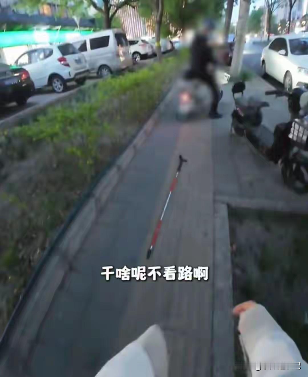 有的人为了流量，故意演悲情戏。可惜，这些悲情戏并不是拍给盲人看的。这样的悲情戏严