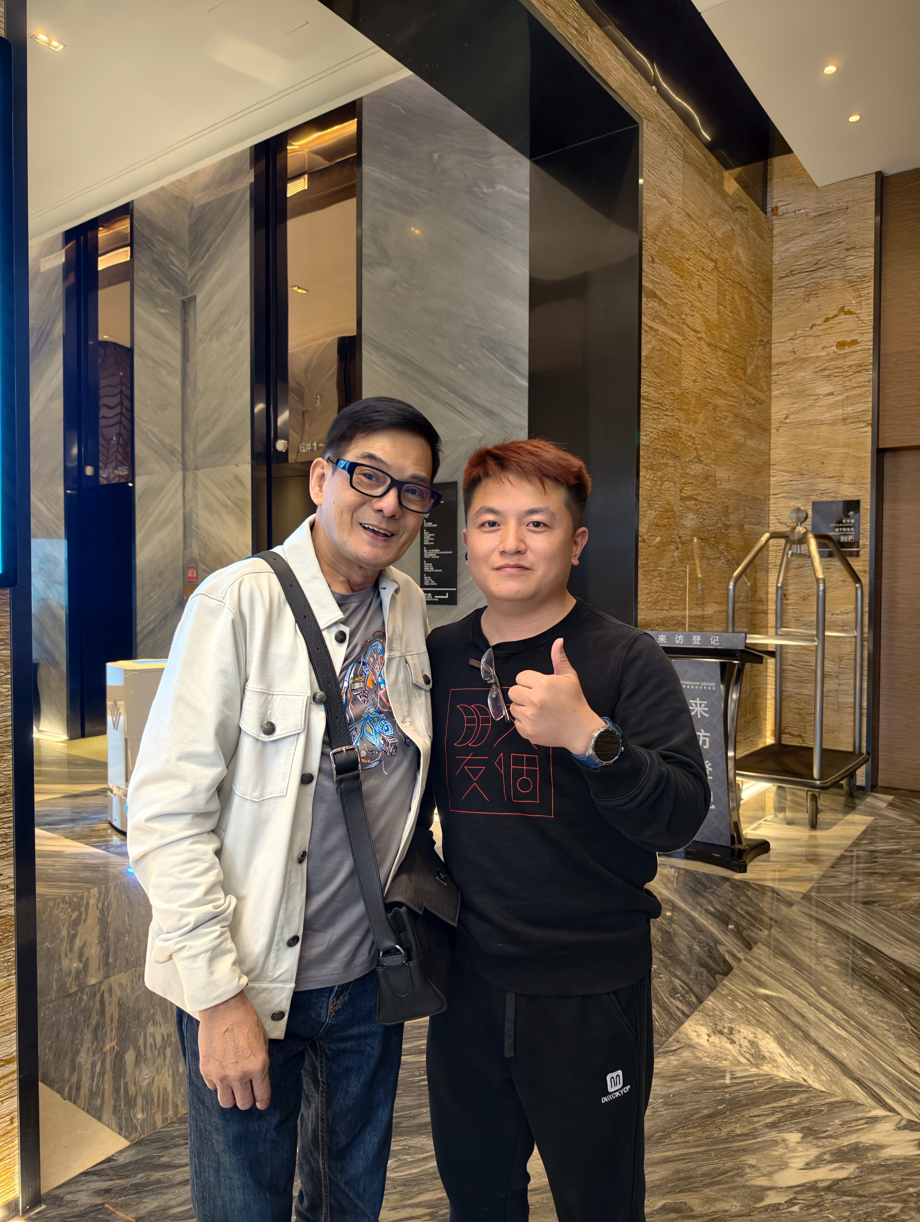 来参加一加15T发布会在电梯看到鸠摩智了其实见过很多次这次第一次合影了