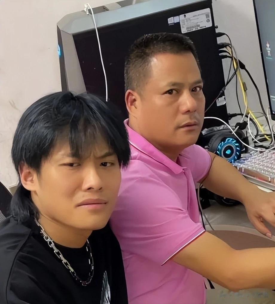 很多人说大小杨哥平平无奇，何德何能能成为全网粉丝最多的网红，我觉得不是这样，他们