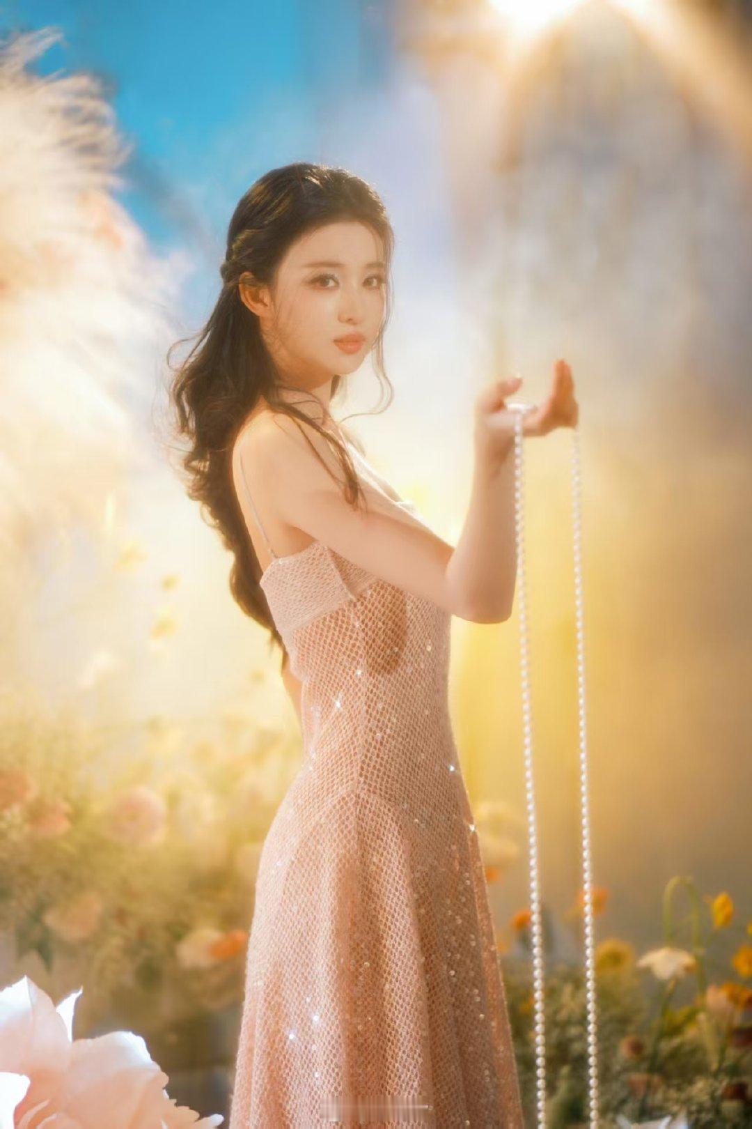 王楚然手捧珍珠船 王楚然手捧珍珠船这一幕，简直是美轮美奂！小船与珍珠的完美融合，