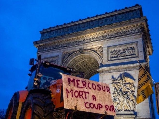 今天一大早，巴黎市中心彻底乱了！上百名法国农民不顾禁令，开着拖拉机直接堵了凯旋门