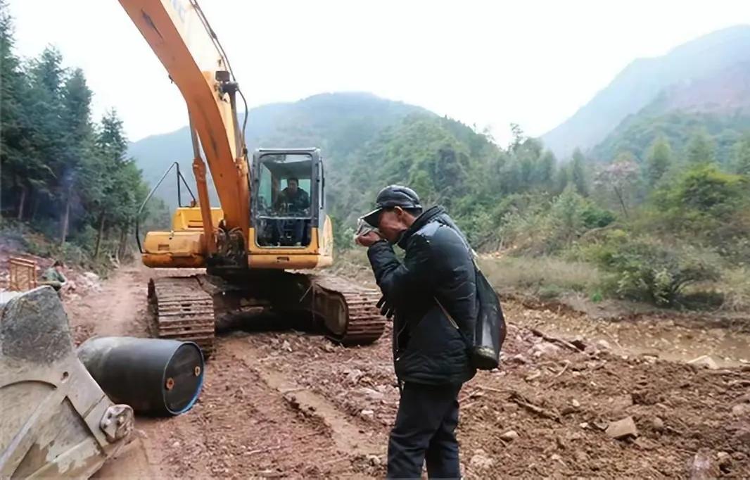 2014年，广西有个男人查出肝癌晚期，他拿出自己的17万去修路，却不拿钱治病，没
