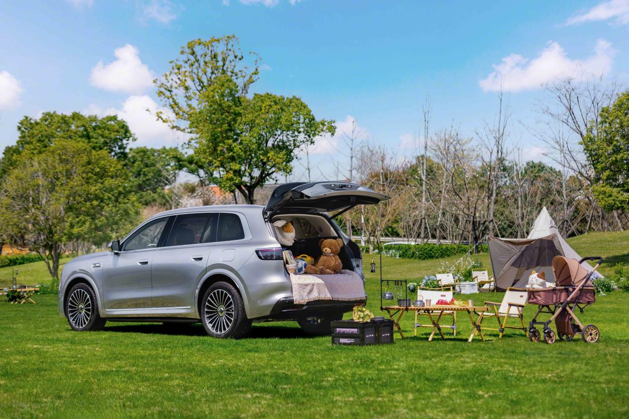 问界M8的热销，本质上是一场消费价值观的集体迁徙。财新网用户画像显示：30-49