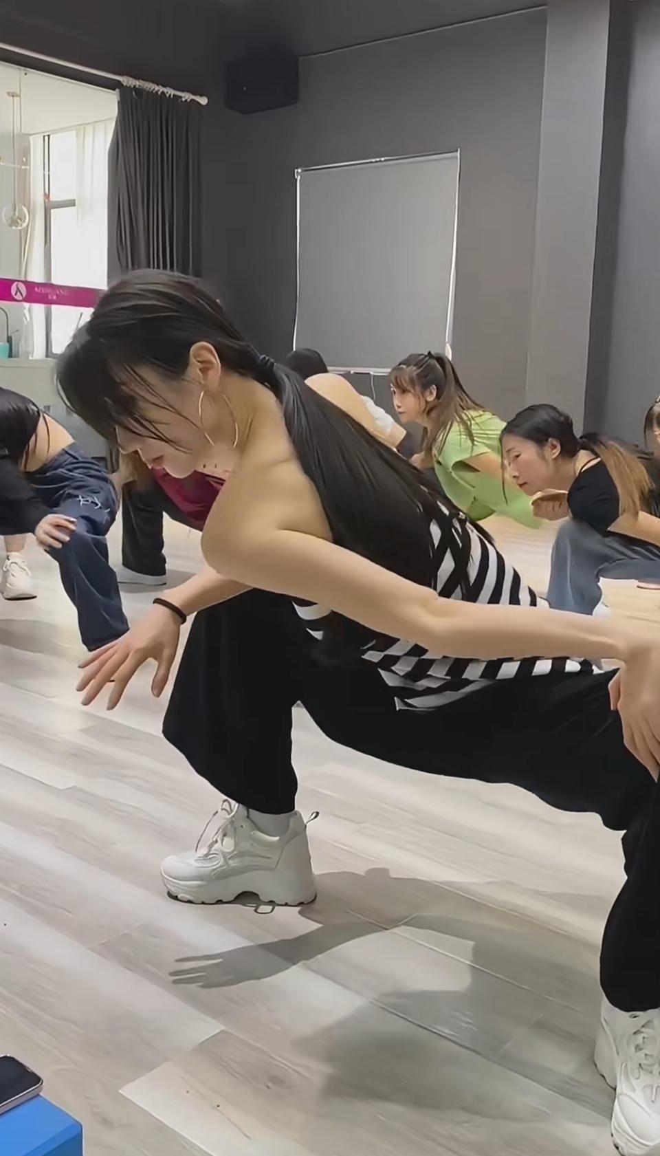 是谁的舞蹈魂狠狠共鸣了！

姐妹们跳起舞来也太飒了吧！
在舞室里跟着节奏舒展身体