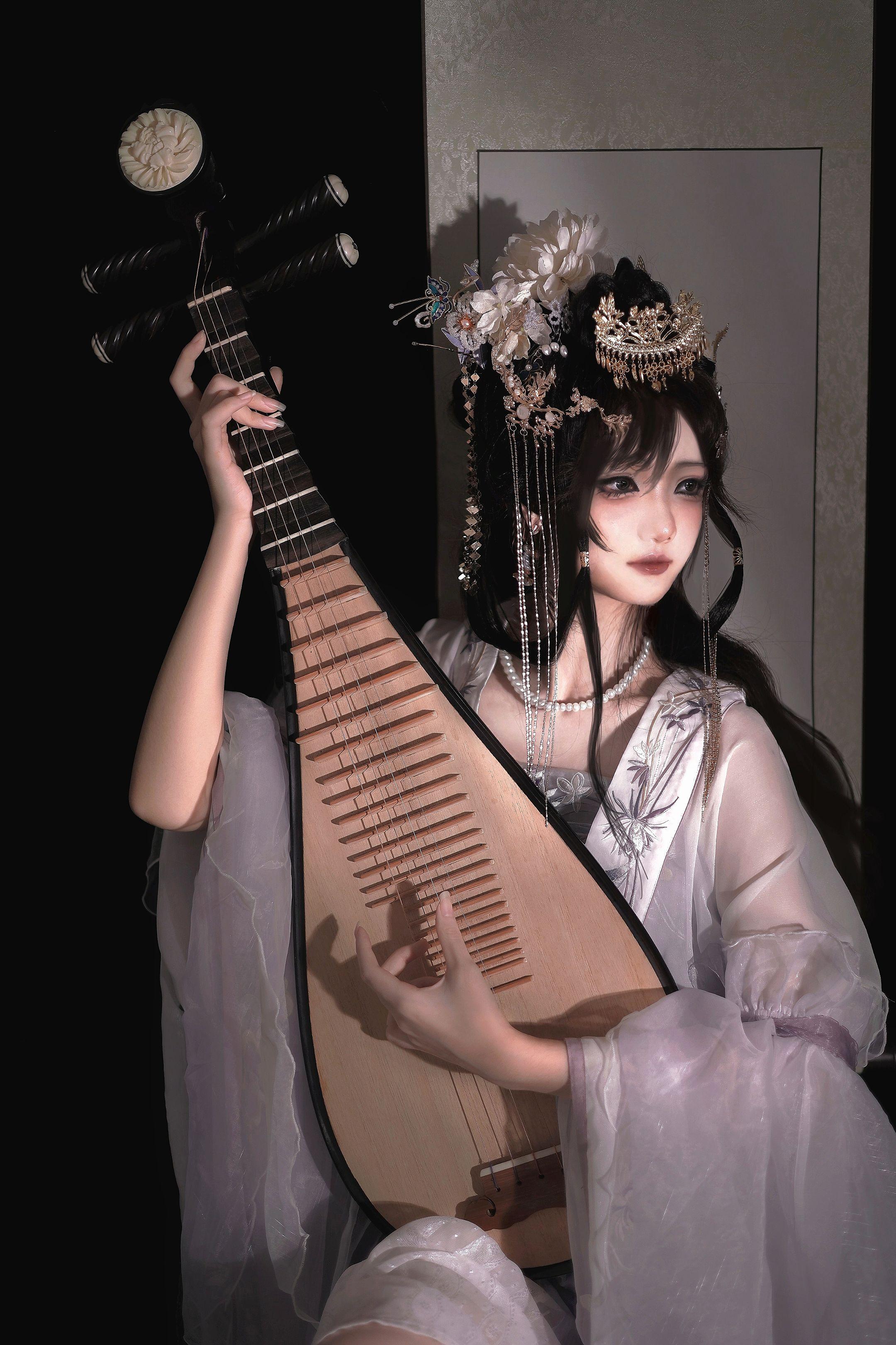 莫辞更坐弹一曲，为君翻作琵琶行。