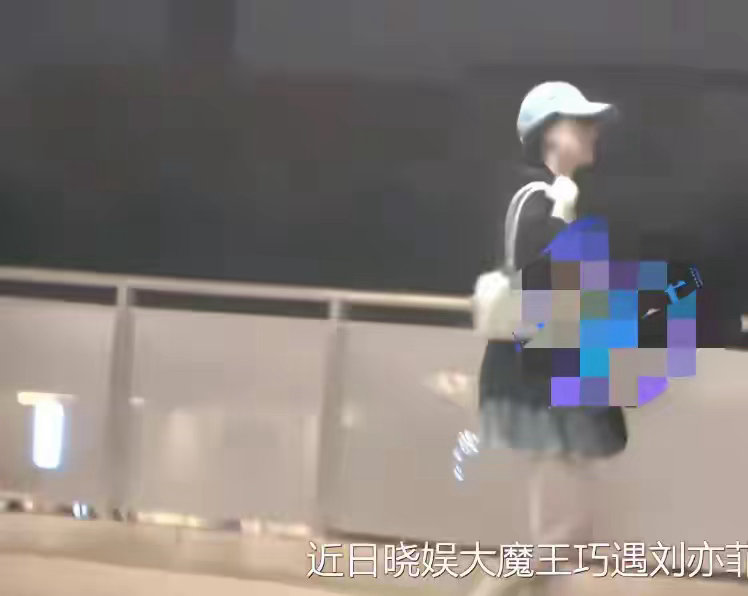刘亦菲现身环球影城，素颜出镜满脸胶原蛋白，就是身材有点丰腴 