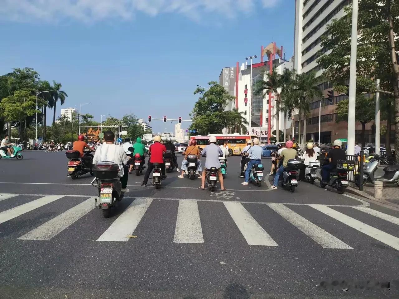 《别拿生命逆行闯红灯》
 
在城市的街道上，电动车本应是便捷出行的好帮手，可有些