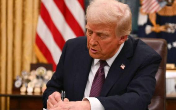 特朗普大清早发飙：出生公民权是给黑奴后代的，不是给中国人的

当地时间 2 月 