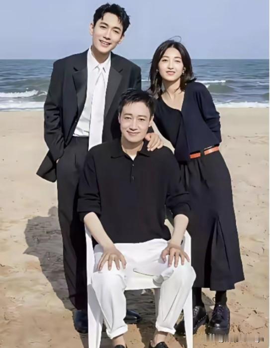 这是《志愿军：存亡之战》的海边宣传照，画面特别温馨，像和睦的一家人。

辛柏青坐