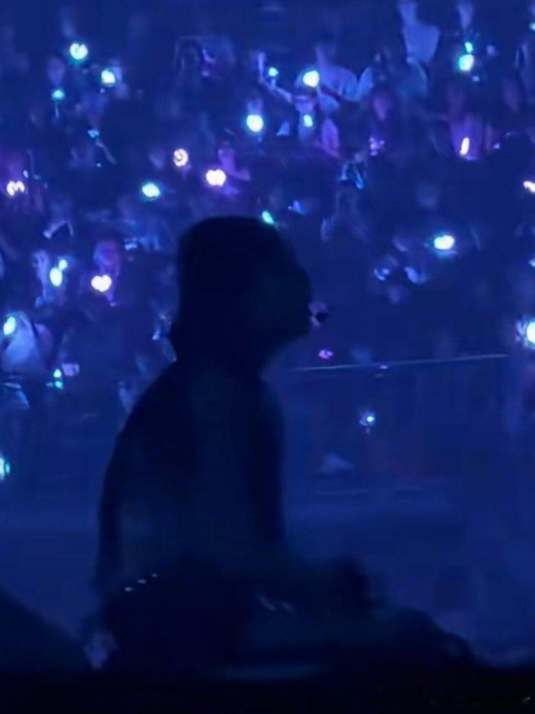 在曼谷巡演安可环节结束时，灯光熄灭瞬间，宁艺卓因体力透支跪倒在地。灯光亮起时在队