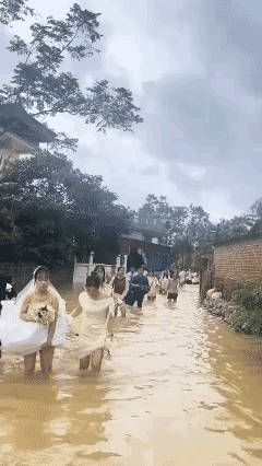 举行了一场婚礼
办了一次流水席！[泣不成声]