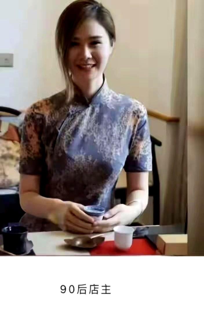 一个年轻漂亮的女孩，放着正常恋爱不谈，偏要跟一个已婚富商搅和在一起。更绝的是，为