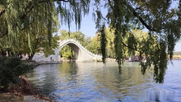 皇家园林颐和园是我最喜欢游览的公园，早年晨运都会来这里，绕着昆明湖走圈子。正值深