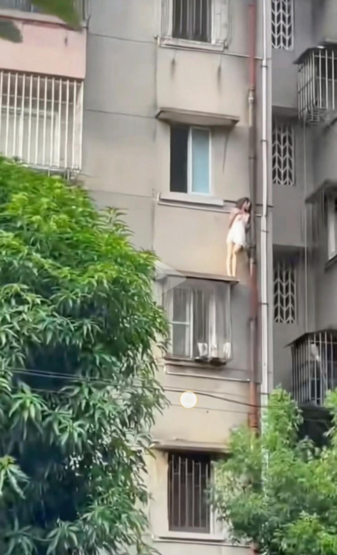 发生了什么？这样太危险了吧，万一失足掉下去，轻则受伤骨折，重则危及生命。赶紧回到