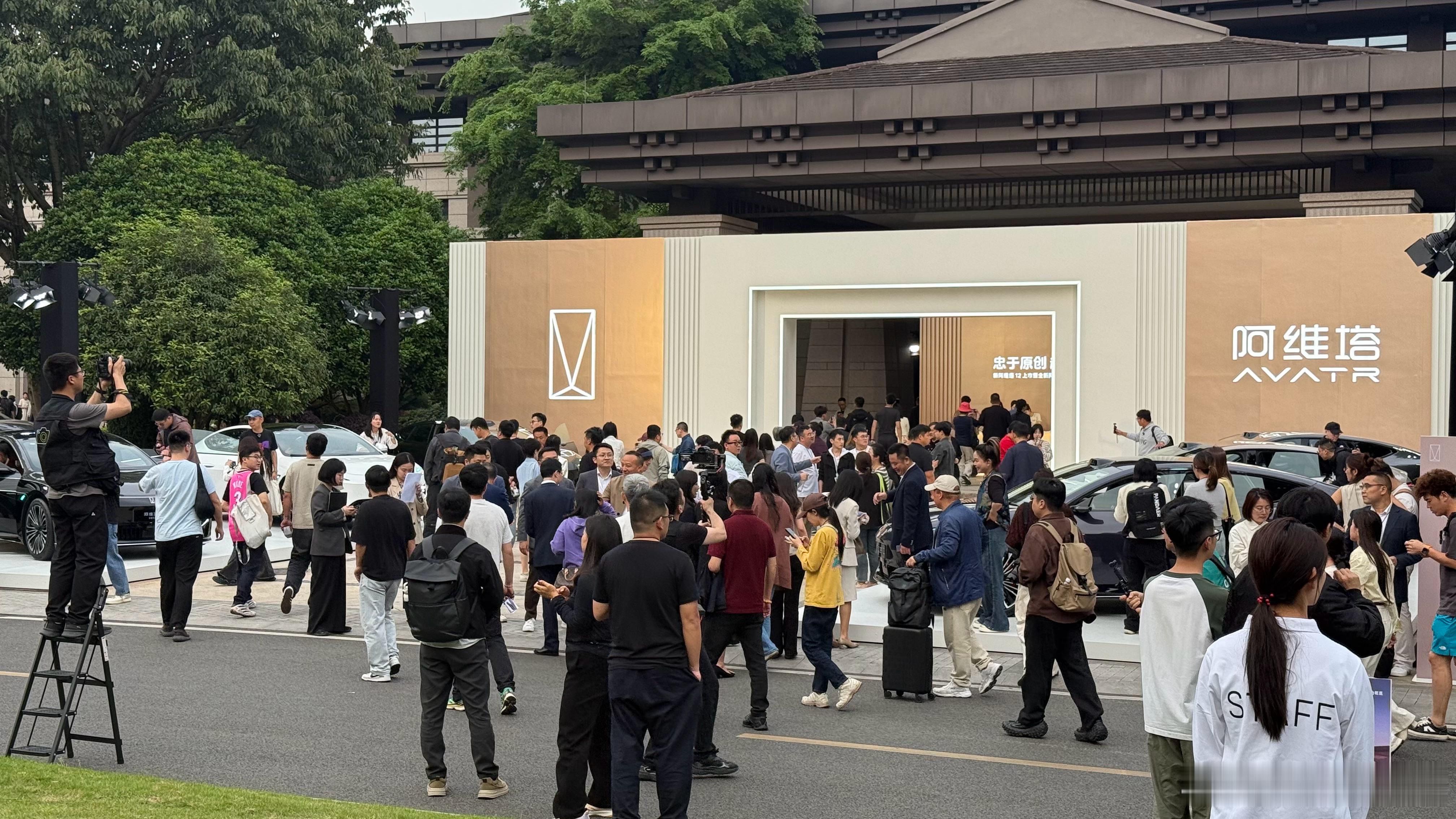 游客照拍起！新阿维塔12