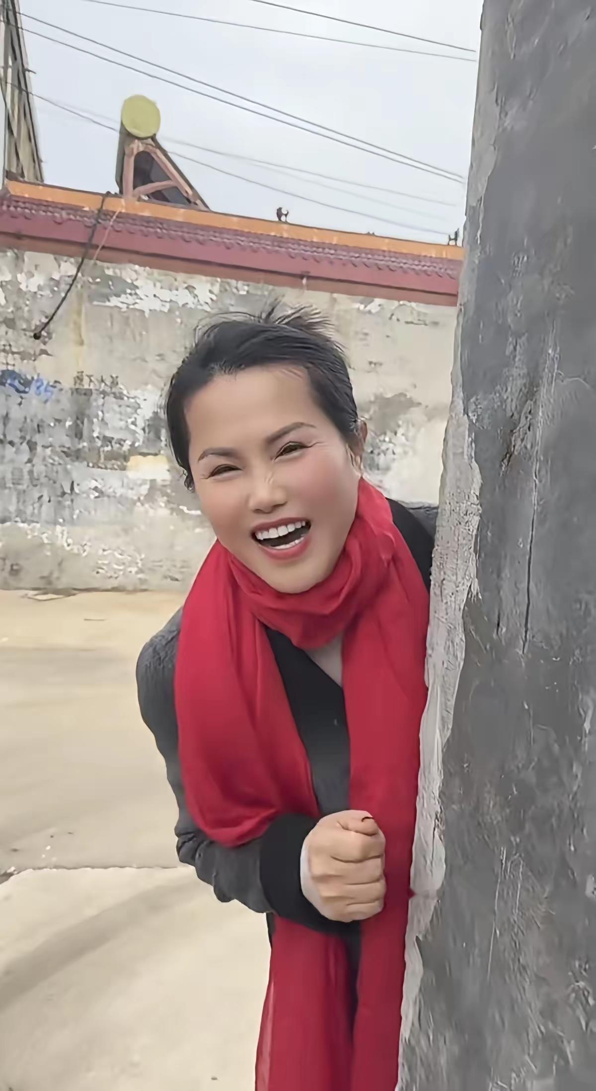 天净沙·自嘲
旁人夸我年华，
心头暗喜微斜。
对镜眉梢细看，
细纹浅浅，
光阴已