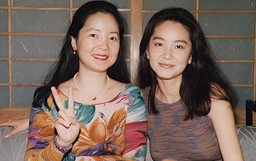 邓丽君，林青霞，
心中偶像崇拜她。
容颜靓丽才情好，
歌唱演艺成双家。