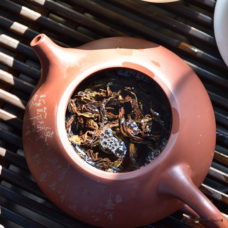 茶是刚拆的，故事还是那几个老段子——谁当年追过谁，谁喝多了抱着电线杆喊兄弟。可就