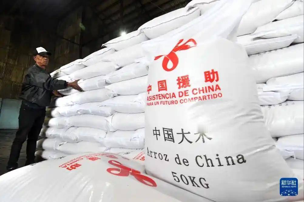 和中国交朋友，认对人了
       中国人民的朋友古巴被美国封锁60年，现在要