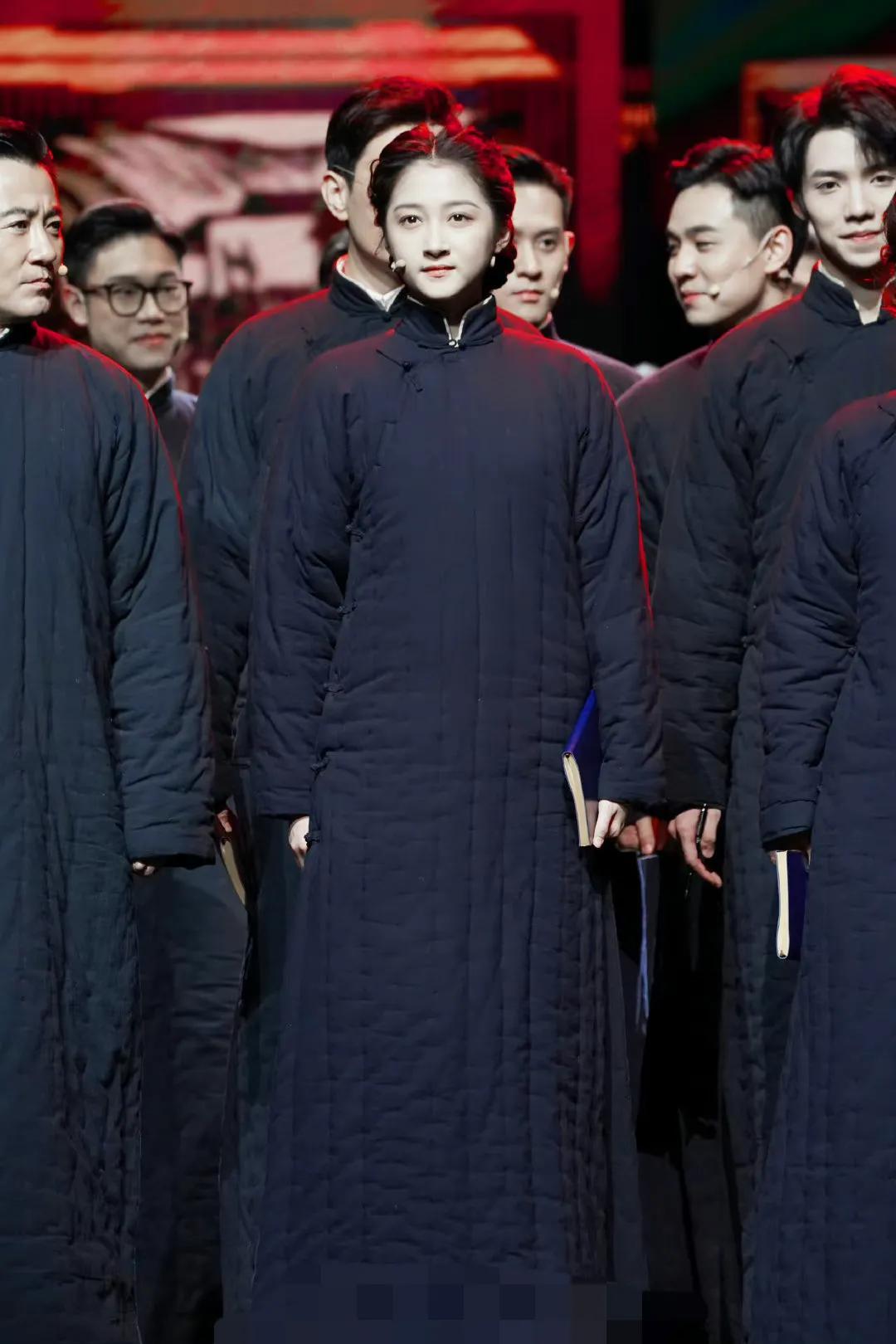 关晓彤就算穿着朴素的衣服，画着淡妆，也是清新脱俗的大美女一枚。