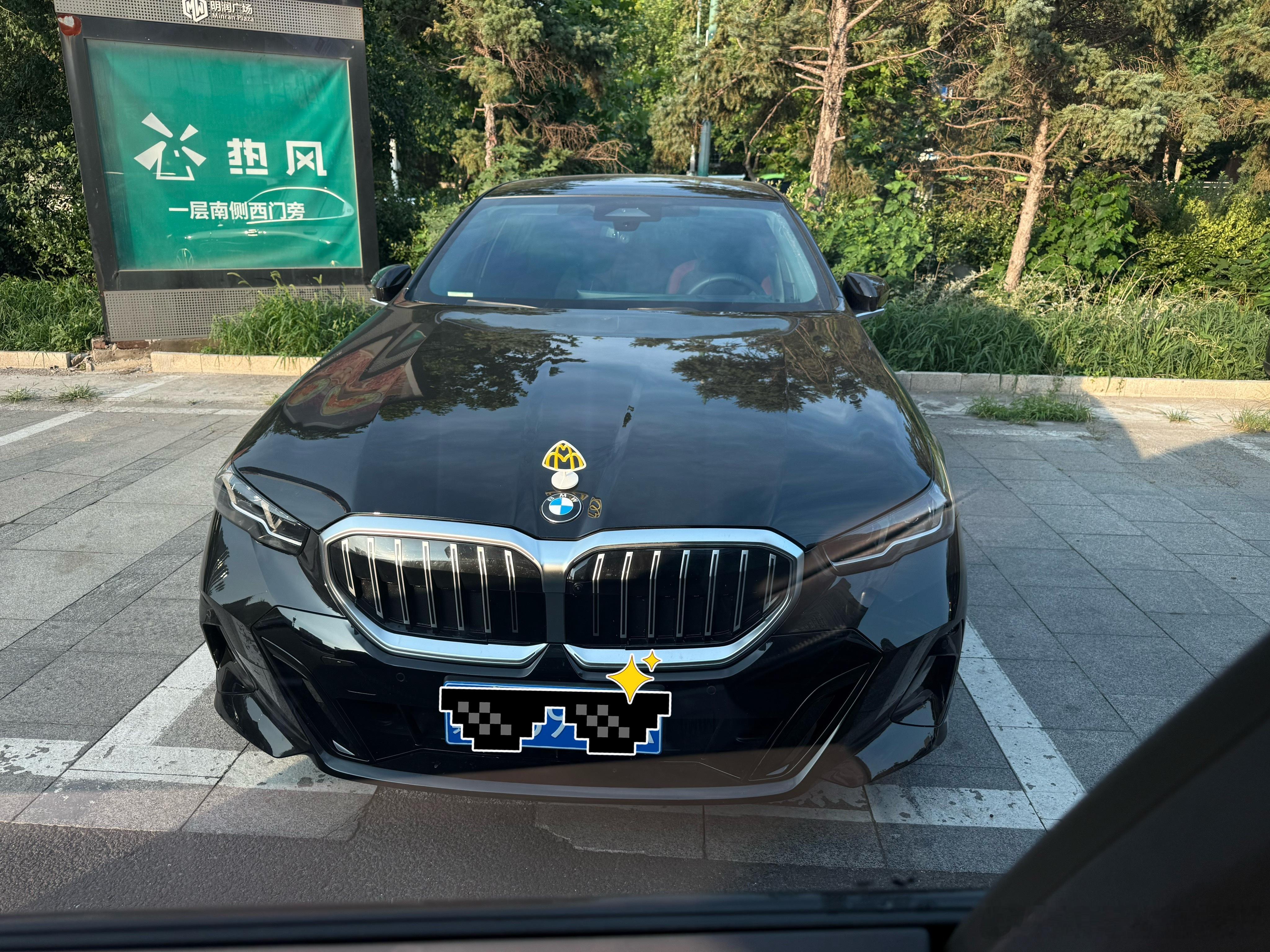 同时拥有宝马和麦巴赫的车主无人扶我青云志，我自贴标至山巅🤨 