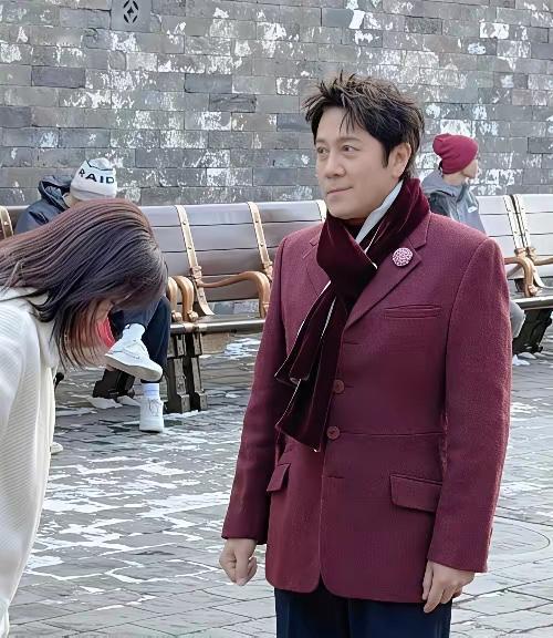 我问我妈年轻的时喜不喜欢蔡国庆，我妈说不喜欢，我说他不是国民男神吗？
我又问她，