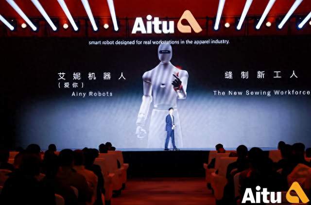 还在笑机器人比人慢？内行已经发现不对劲：五年后没人踩缝纫机了