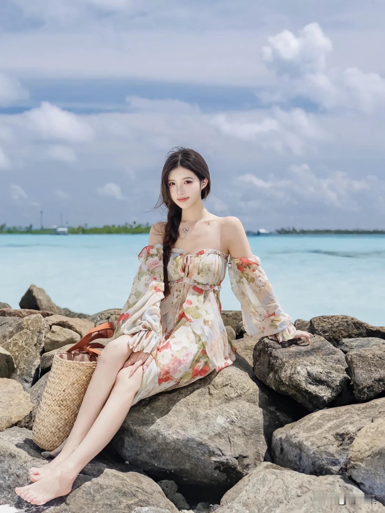 海边的浪漫时光，穿着花裙子的少女坐在岩石上，享受阳光和海风。