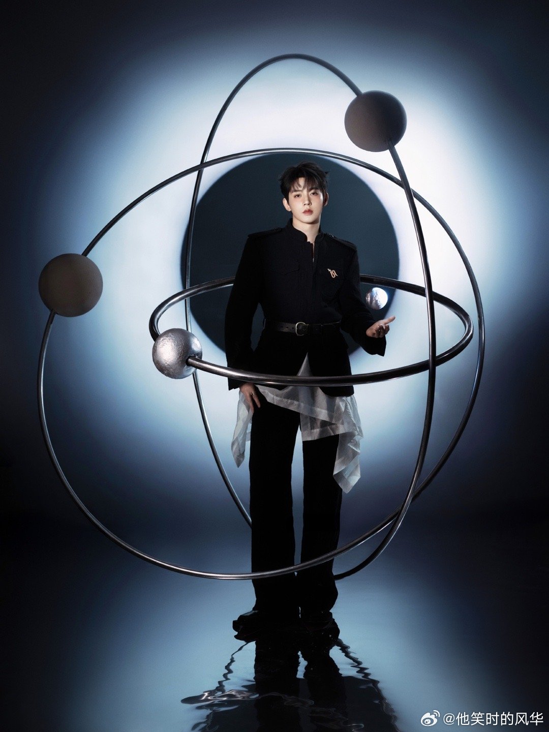 把邓为打包去演科幻片 这造型是从科幻剧本里走出来的吧！冷调光影勾勒出利落线条，自