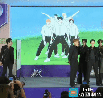 好家伙，王鹤棣直接坐观众席上了。

在如今ai横行的时代，“王鹤棣手搓抽象”又被