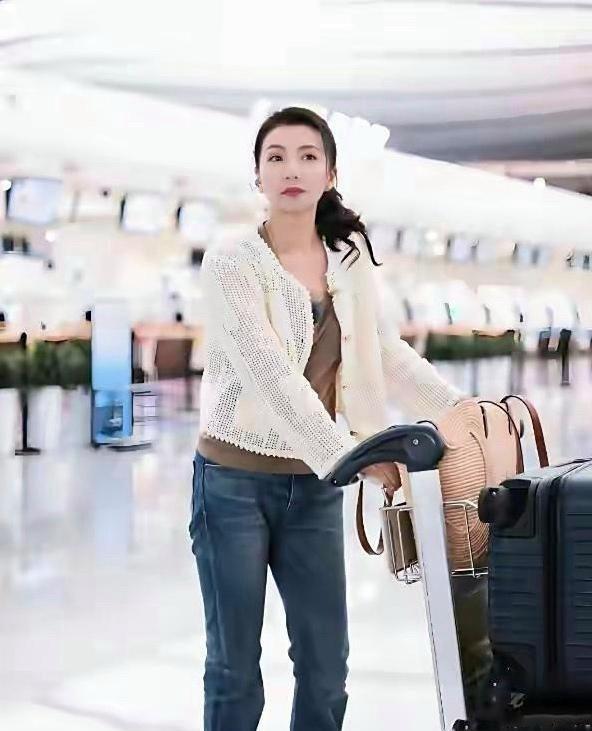 曾经的“万人迷”陈好，如今也老了，再也不是“内娱第一美女”了 