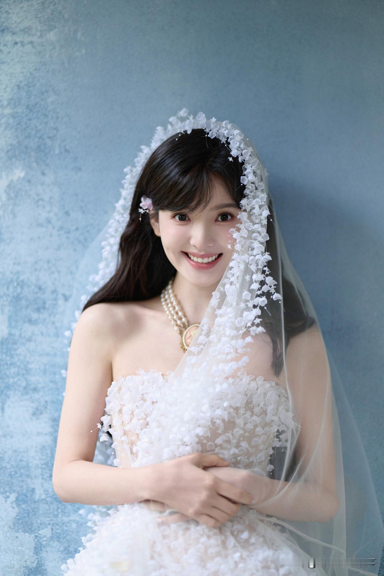 章若楠把“春日甜意”穿在了身上！
 
谁看了不说一句章若楠是春日本身？白纱裙缀满