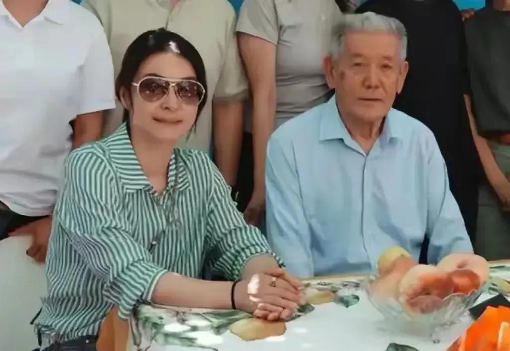 郭晶晶霍启刚如今真的是过上了有钱又悠闲的日子，儿子在英国读初中，开学典礼，夫妻俩