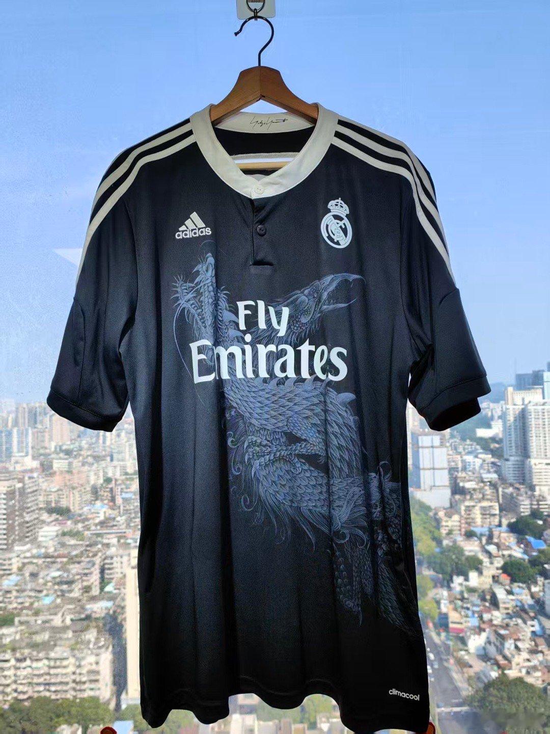 皇马球衣 11年前的CR7皇马龙袍，近期拿出来穿了一次，结果顺手丢进洗衣机，出来