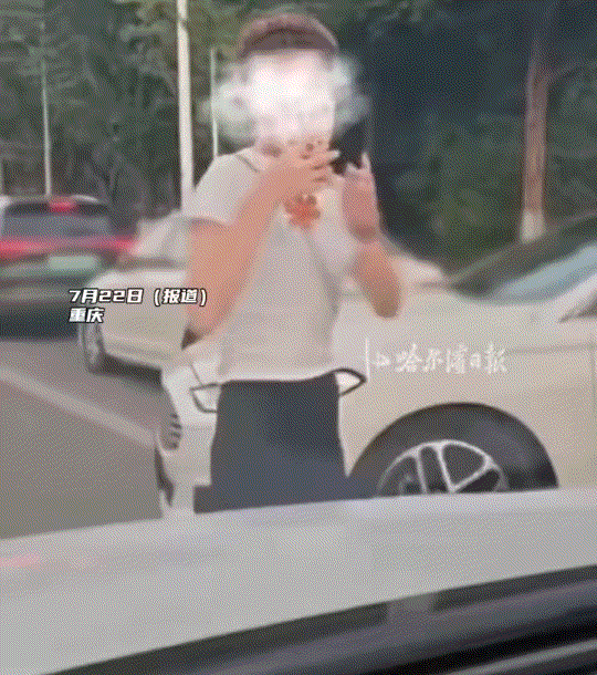 重庆晚高峰，一女子为帮自家车加塞，竟直接冲到马路中间用身体堵停正常行驶的车辆！指