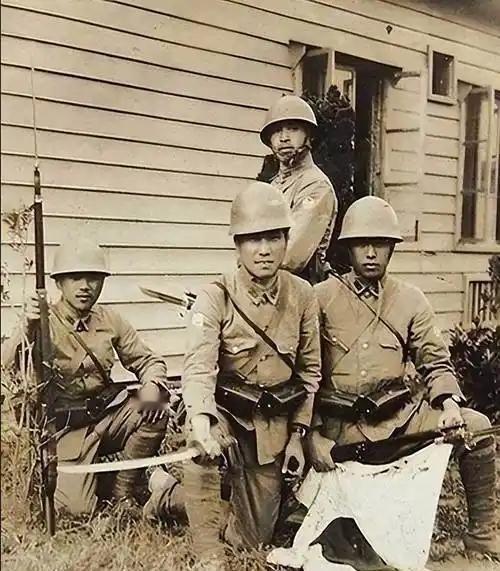 1943 年，一铜匠被鬼子抓去搬弹药。鸡贼的铜匠每次趁鬼子不注意，扛着弹药箱偷摸