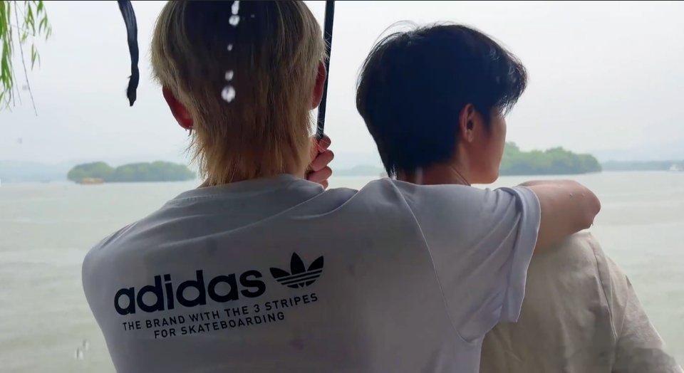姐妹们，可以晒出你们的应援色美甲给我参考吗？ ​​​